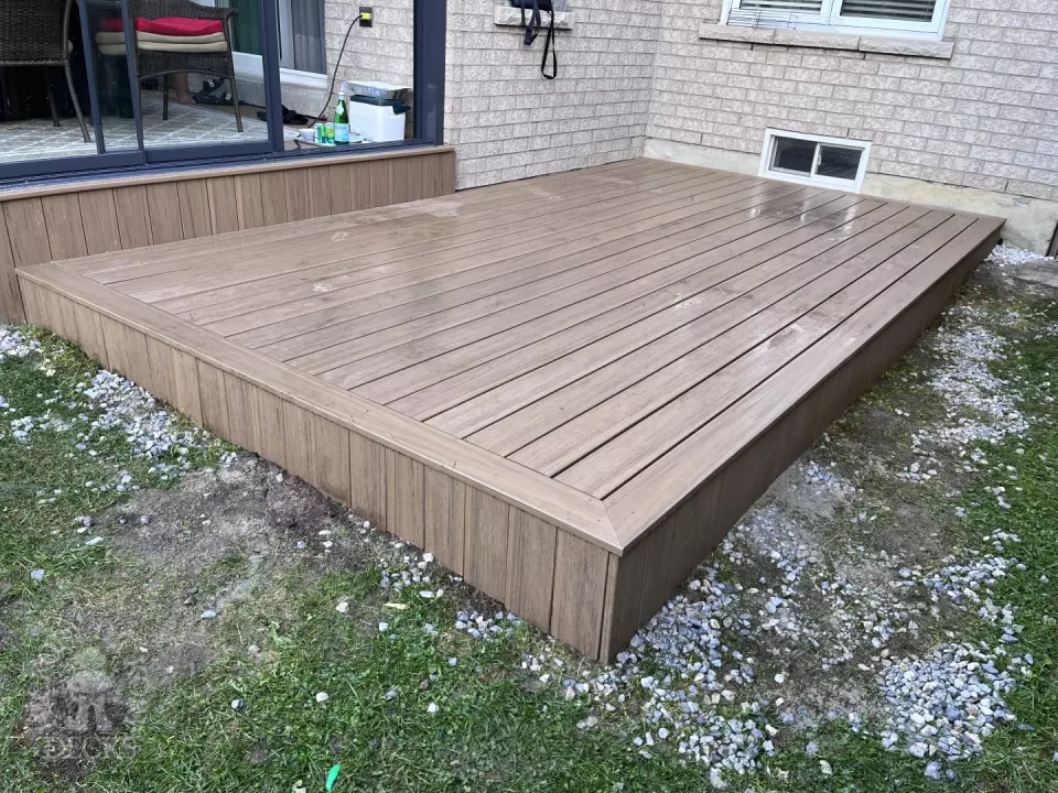 Trex small deck in Vaughan