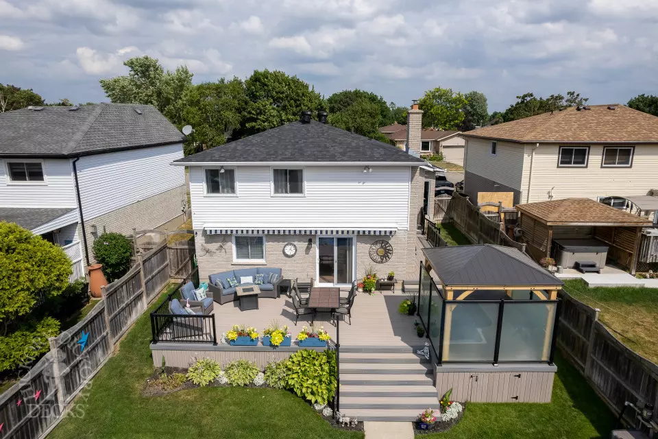 Fiberon deck in Cambridge with Pergola and privacy Screens Fiberon deck in Cambridge with Pergola and privacy Screens