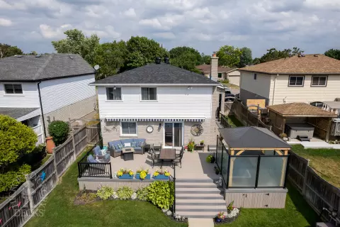 Fiberon deck in Cambridge with Pergola and privacy Screens Fiberon deck in Cambridge with Pergola and privacy Screens