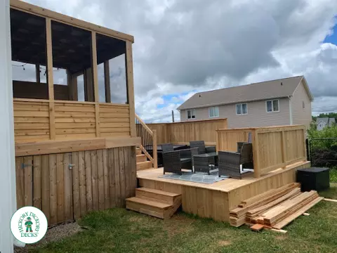 Cedar hot tub deck with privacy in Moncton