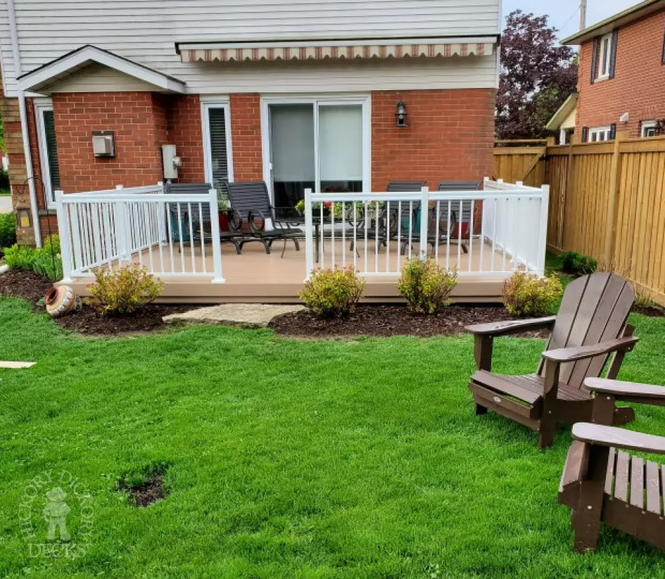 Clubhouse low deck in the colour "Cobblestone" with white railings.