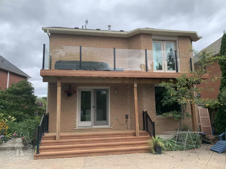 Zuri deck with glass railings in Oakville