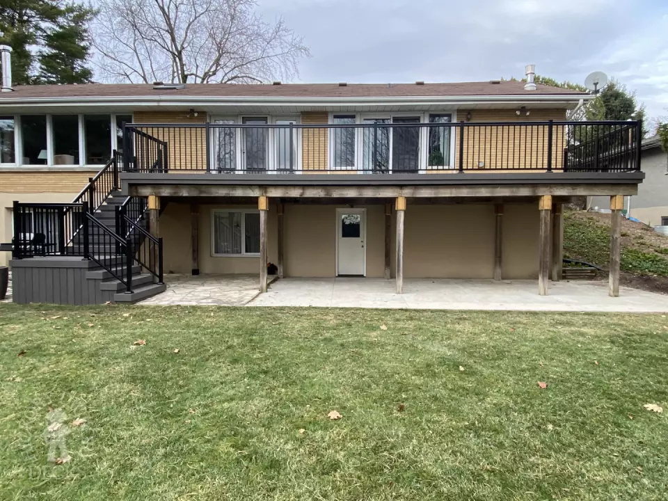 TruNorth custom deck with stairs and aluminum railings in London Ontario