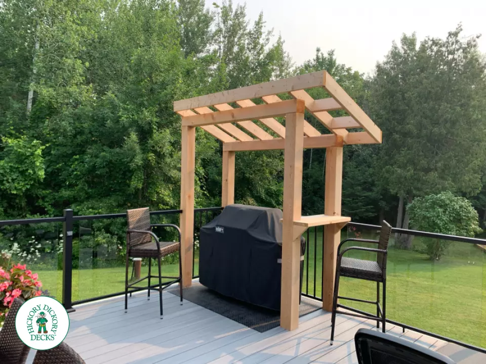 Fiberon deck with glass rail in Ottawa