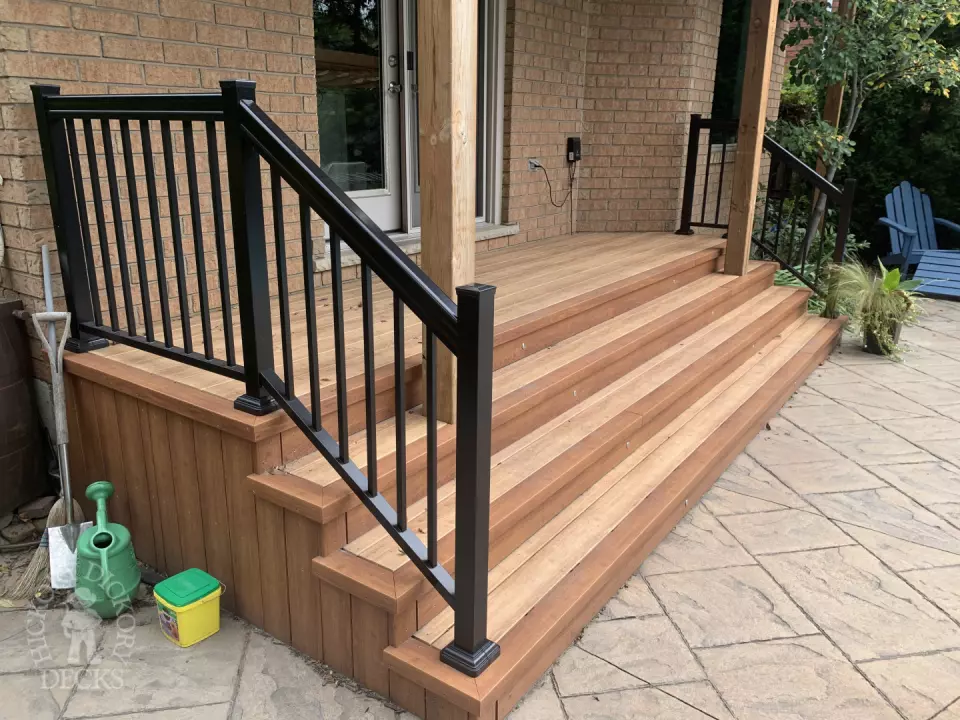 Zuri deck with glass railings in Oakville