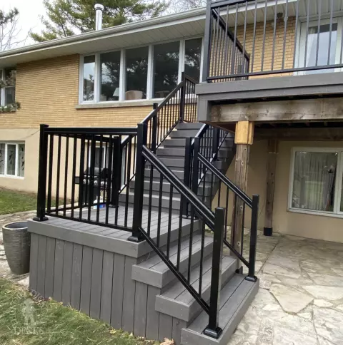 TruNorth custom deck with stairs and aluminum railings in London Ontario