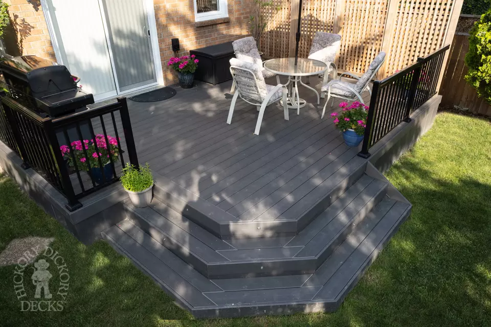 Small clubhouse deck in grey.
