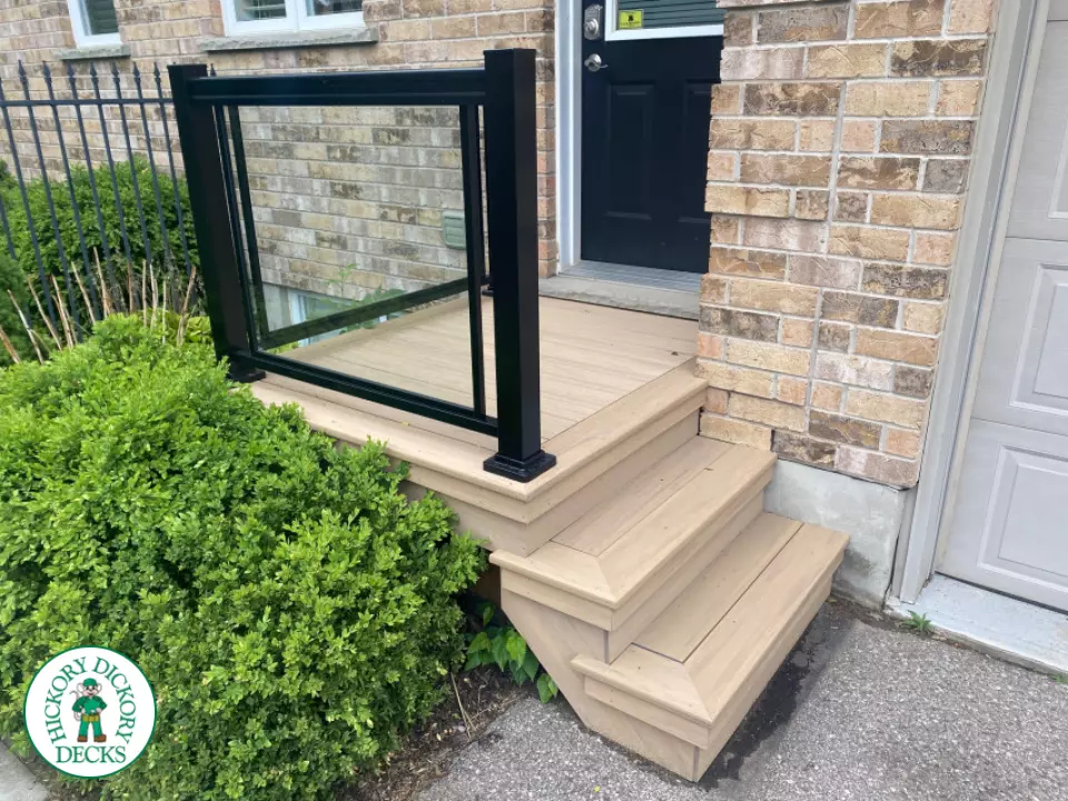 Small composite porch in grey/beige color with three steps.