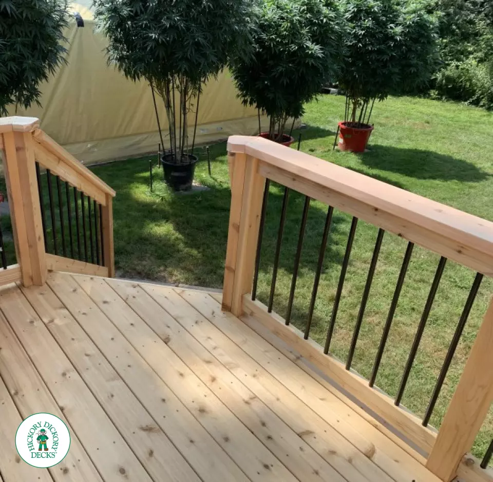 Cedar deck with privacy in Niagara
