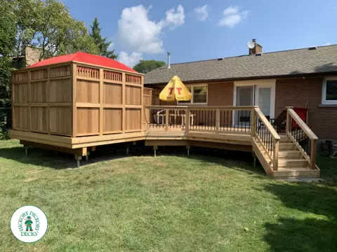 Cedar deck with privacy in Niagara