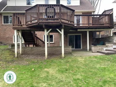 Zuri high deck in Mississauga with privacy screens and aluminum railings
