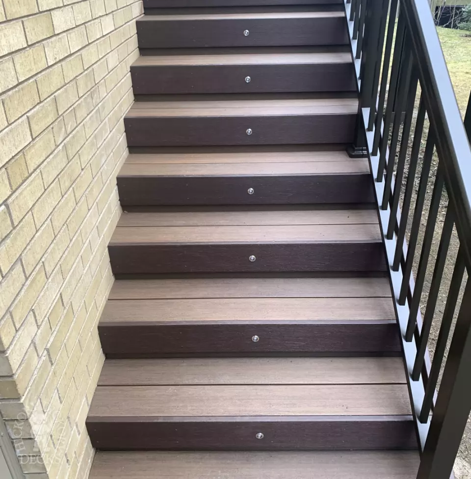 Fiberon deck with glass rail and stairs in Mississauga
