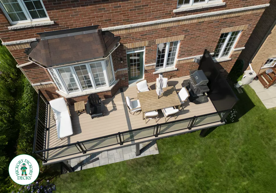 High clubhouse deck with privacy screen