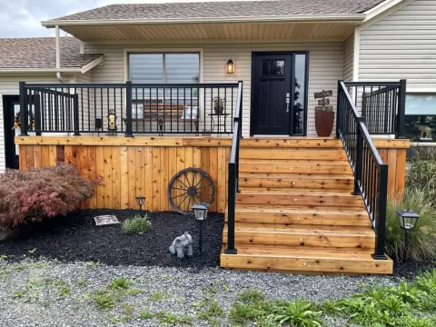 Cedar porch with aluminum railings in Niagara Cedar porch with aluminum railings in Niagara