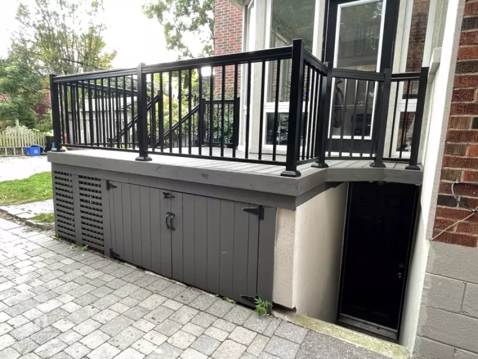 TruNorth deck in Toronto with aluminum raillings