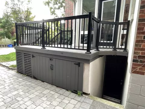 TruNorth deck in Toronto with aluminum raillings