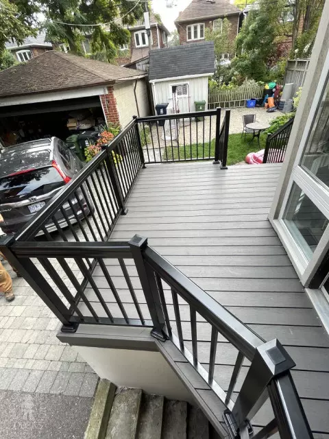 TruNorth deck in Toronto with aluminum raillings