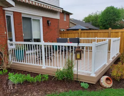 Clubhouse low deck in the colour "Cobblestone" with white railings.