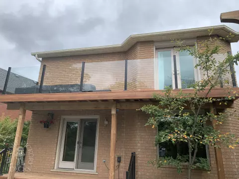 Zuri deck with glass railings in Oakville
