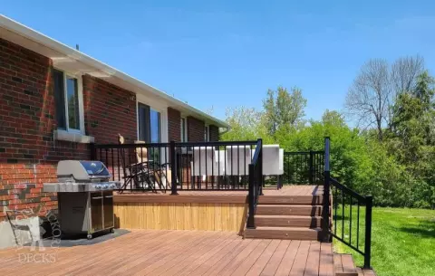 Fiberon deck with aluminum rails and lights in Niagara