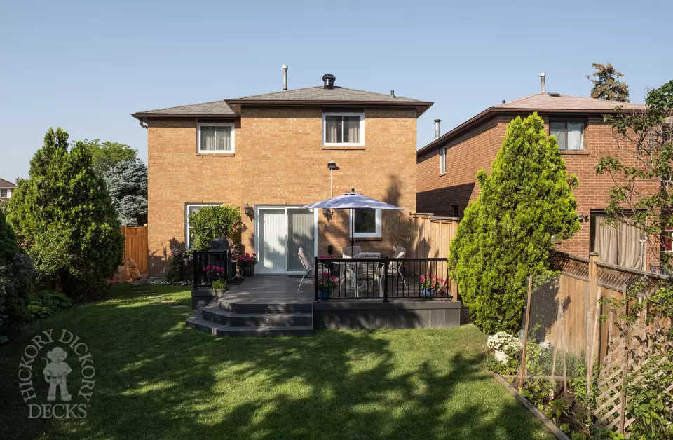 Small clubhouse deck in grey.