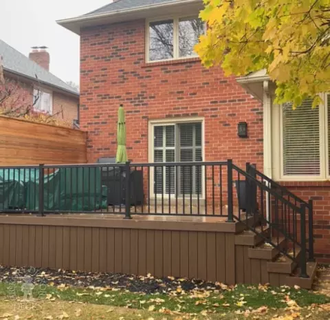 Timbertech deck with privacy screens and aluminum railings