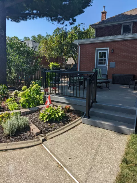 Rounded composite deck built in Clubhouse brown.