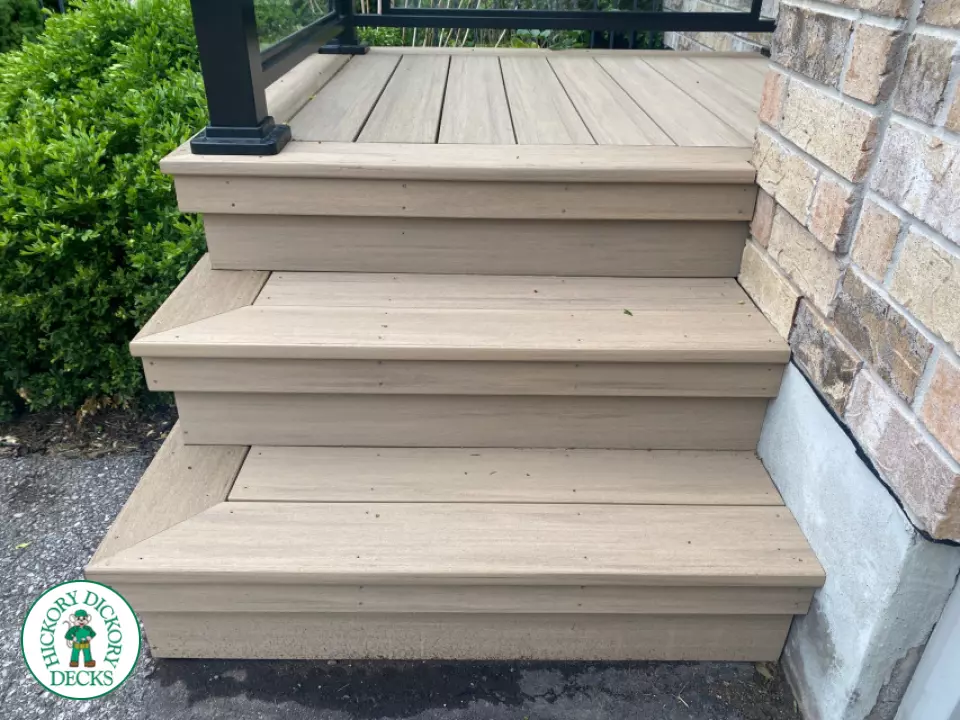 Small composite porch in grey/beige color with three steps.