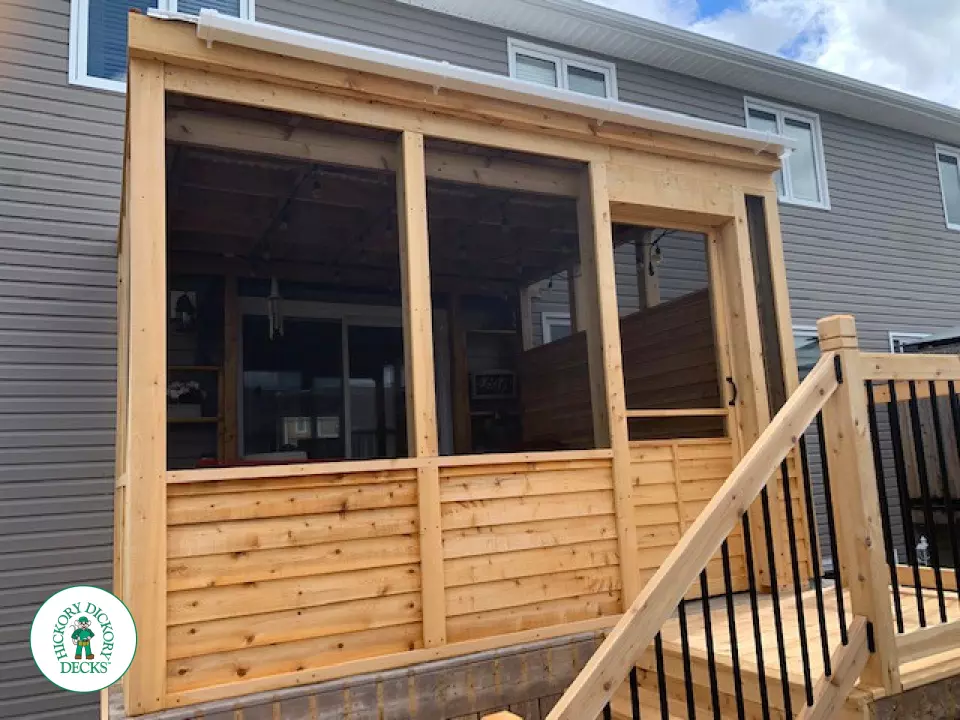 Cedar hot tub deck with privacy in Moncton