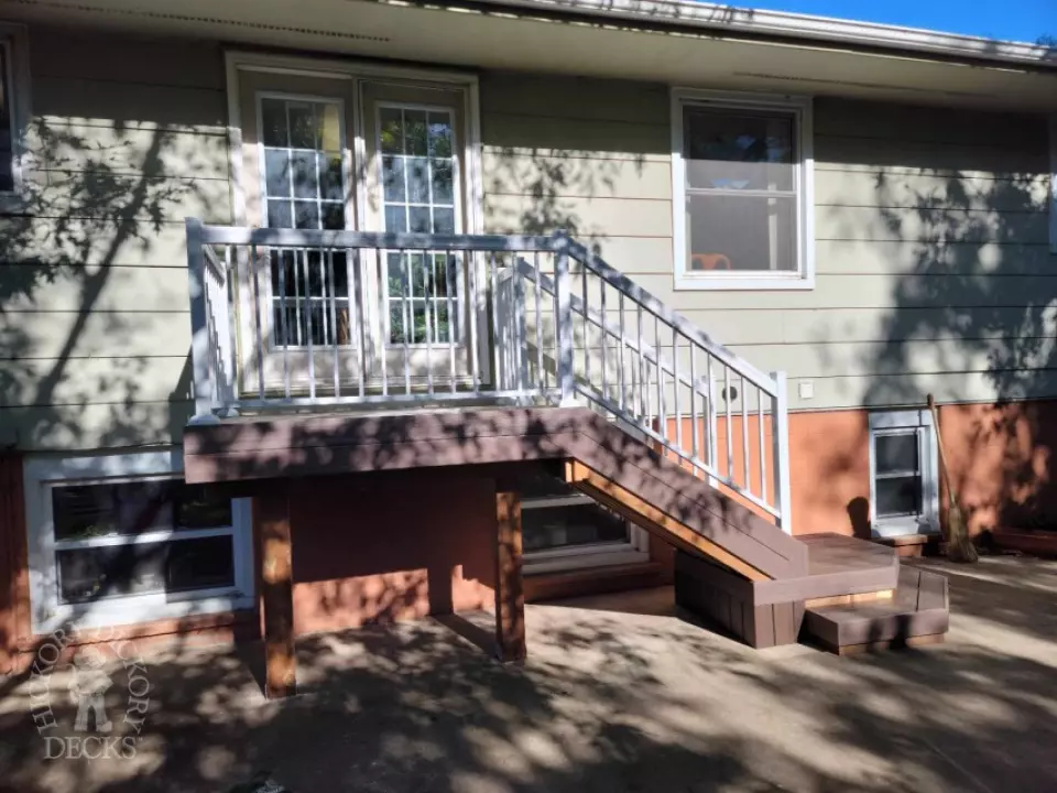 Armadillo small deck with stairs and aluminum railing in Flamborough Armadillo small deck with stairs and aluminum railing in Flamborough