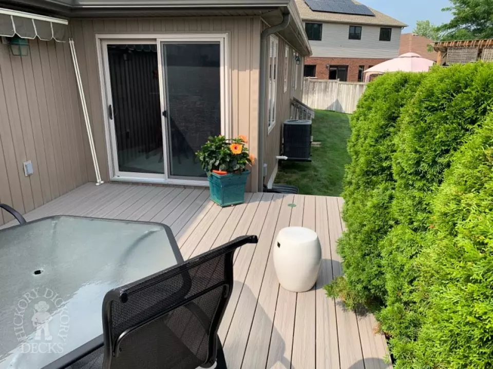 Fiberon deck with privacy screen in Niagara