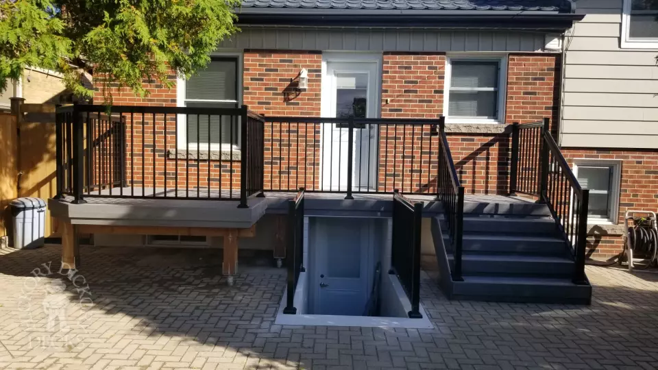 Fiberon Deck with Aluminum Railing in Hamilton Mountain