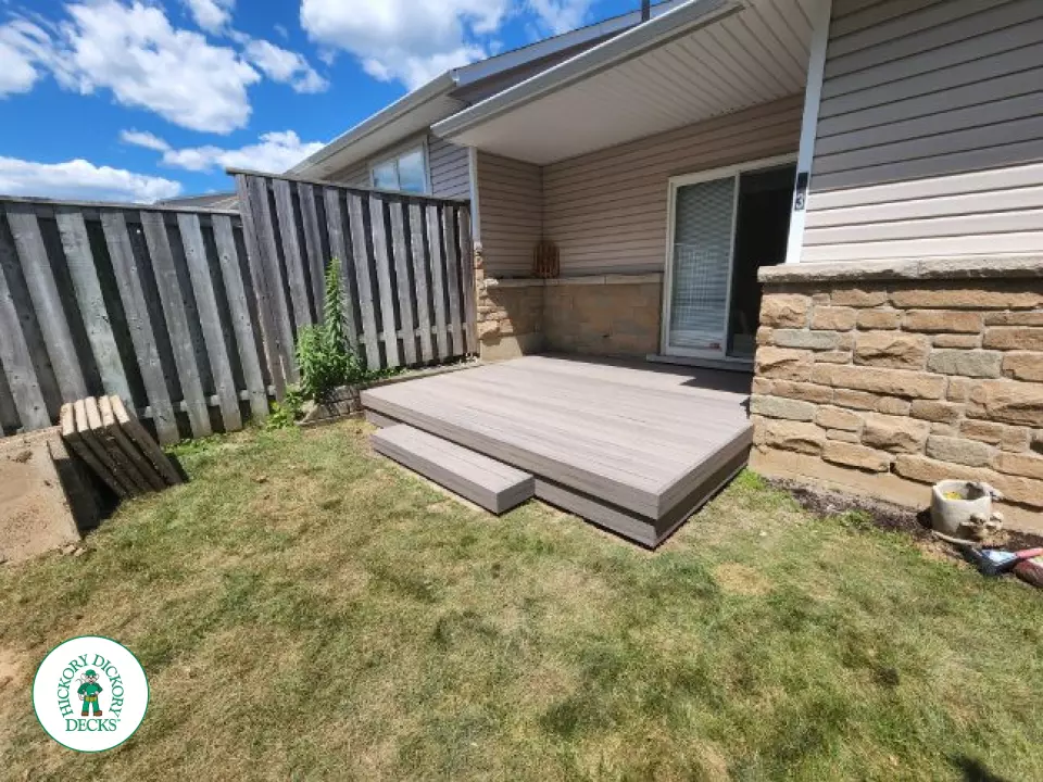 Low deck with taupe composite decking and step