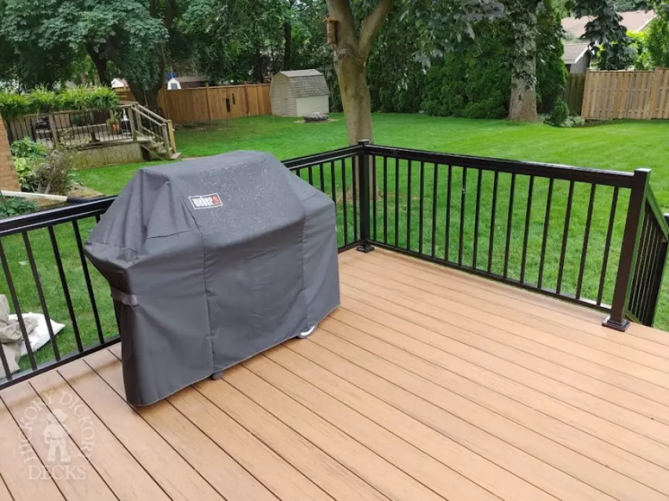 Veka deck with aluminum railings in Fonthill