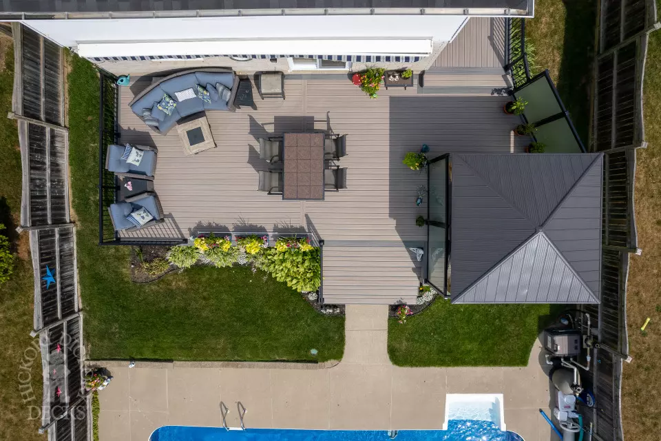 Fiberon deck in Cambridge with Pergola and privacy Screens Fiberon deck in Cambridge with Pergola and privacy Screens