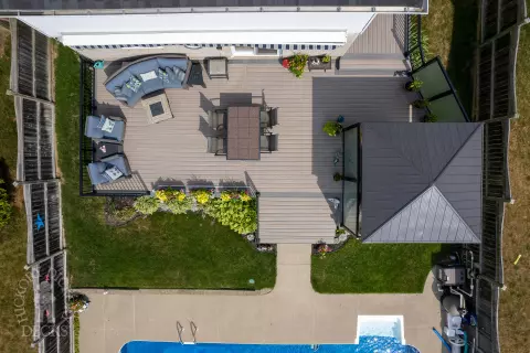 Fiberon deck in Cambridge with Pergola and privacy Screens Fiberon deck in Cambridge with Pergola and privacy Screens