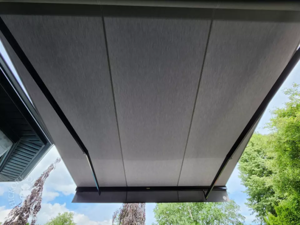 Large grey fiberon deck with a Rolltec awning
