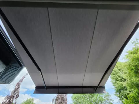 Large grey fiberon deck with a Rolltec awning