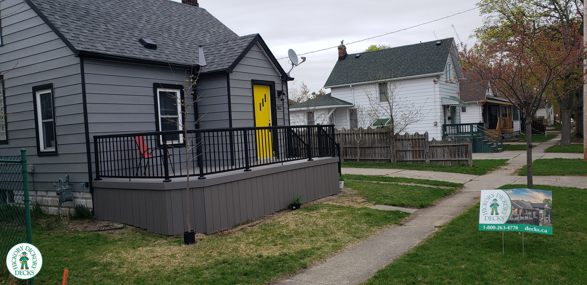 Small grey composite deck with black aluminum railing