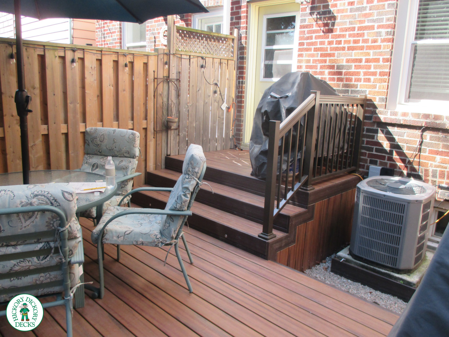 Small 2 level brown deck with lighting in steps.